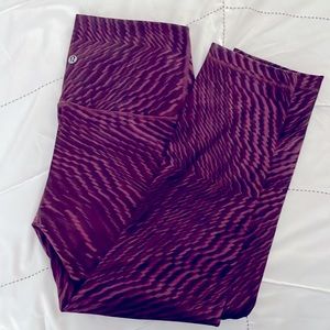 Lululemon Wunder Under 21” crop Luon